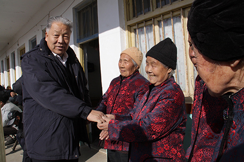 集团党支部书记倪忠仁与县电视台人员一起走访慰问柳山敬